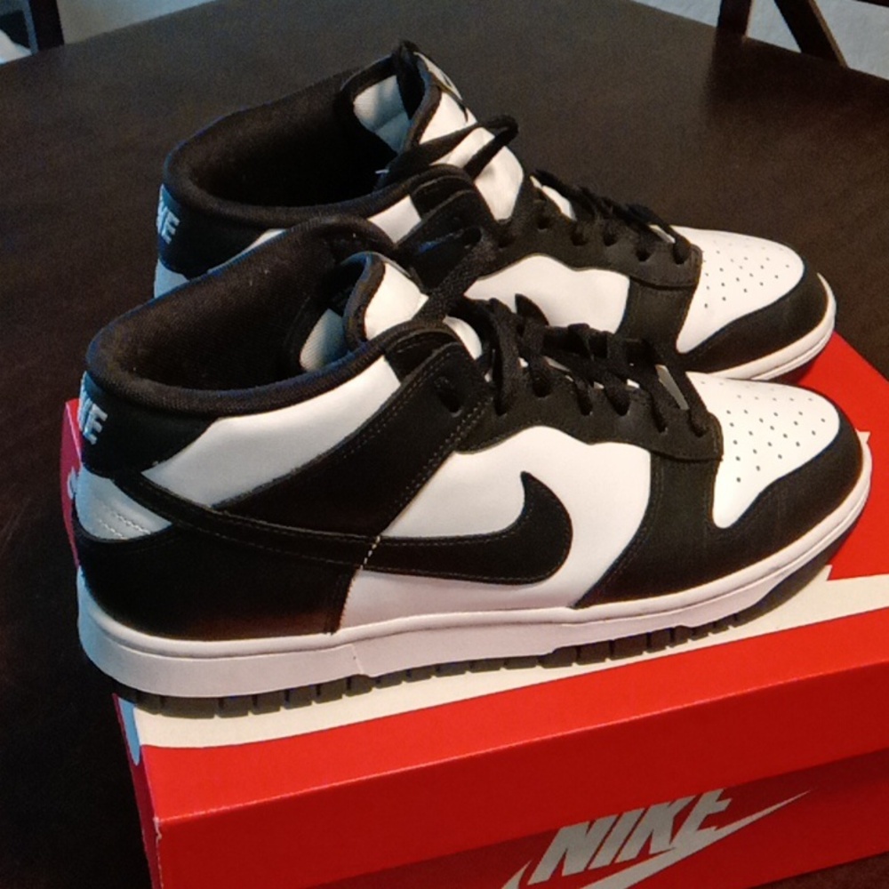 Nike Dunks (Panda) Mid